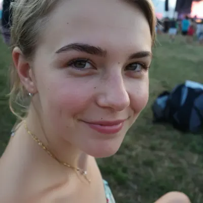 Николь, 22